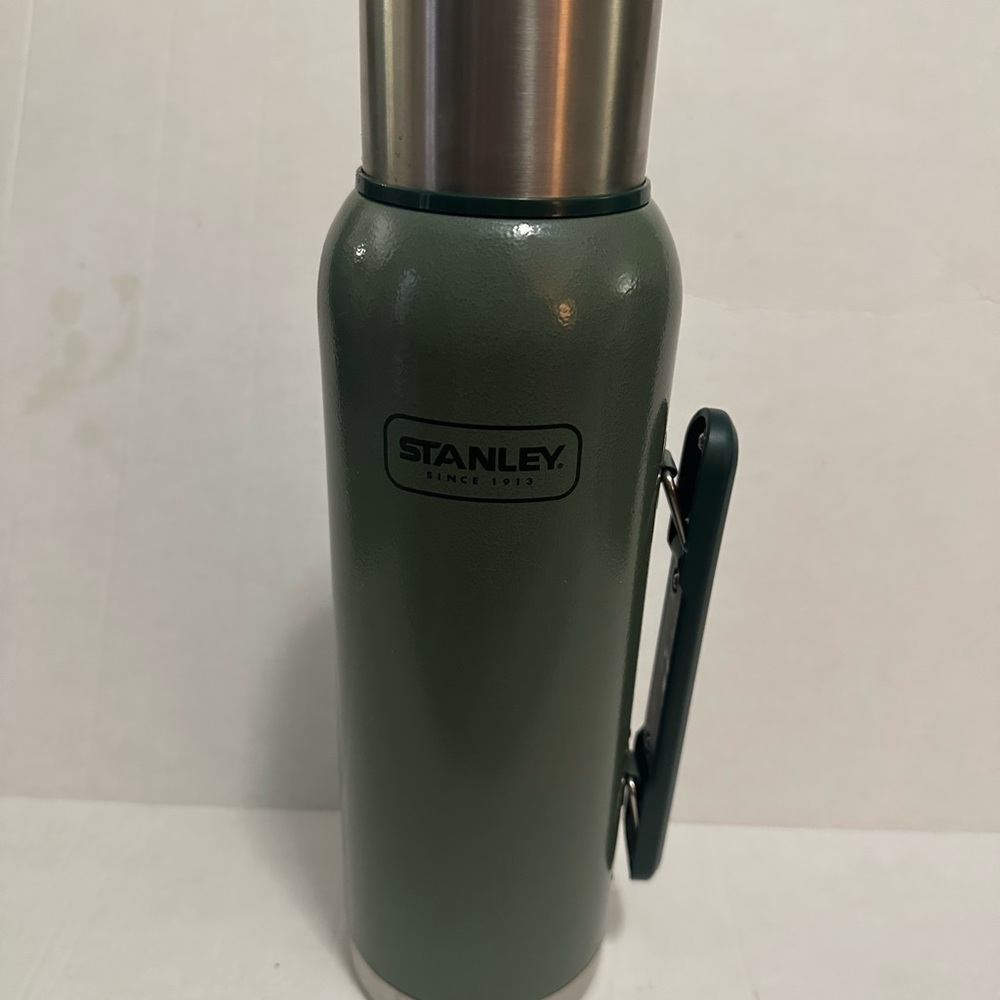 Stanley Classic Green Vacuum Thermos 1.4 Qt w Cup & Handle